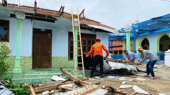 Kondisi terkini rumah warga yang terdampak bencana angin puting beliung di Desa Kertasari, Kecamatan Suradadi, Kabupaten Tegal pada Rabu (7/2/2024). Terlihat relawan BPBD Kabupaten Tegal bersama warga sedang gotong royong membersihkan material bangunan yang berserakan.