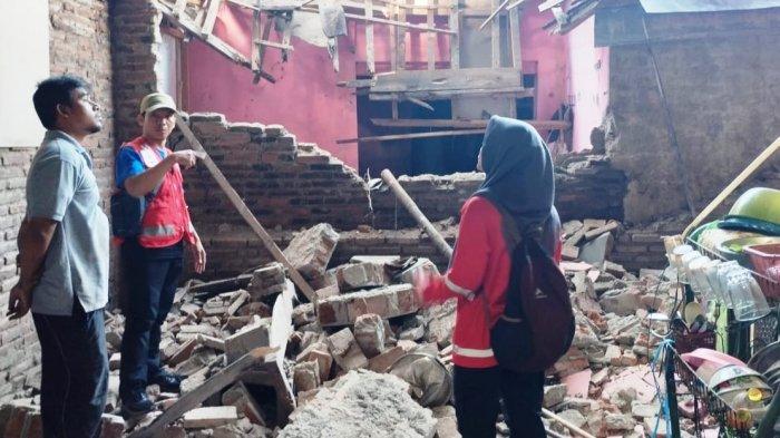 Relawan PMI Kabupaten Batang saat melakukan assesment di rumah warga terdampak gempa Batang, Minggu (7/7/2024).