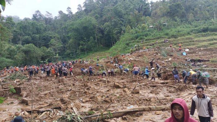 Relawan melakukan pencarian korban hilang dalam insiden longsor dan banjir di Kecamatan Petungkriyono, Kabupaten Pekalongan.
