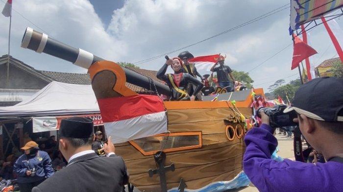 Replika kapal beserta bajak laut di atasnya memeriahkan karnaval yang digelar di Desa Kebonagung, Kecamatan Sumowono, Kabupaten Semarang, Sabtu (26/8/2023). Kapal itu menjadi satu di antara yang ditampilkan peserta sebanyak sekitar 4.000 orang dari 17 kontingan di sana. (TRIBUN JATENG/REZA GUSTAV)