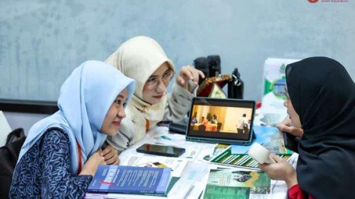 Reti Wahyuni, M.Pd dan Wiwit Rahma Wati, M.Pd yang merupakan staf ahli international office mewakili UIN Walisongo untuk memaparkan keunggulan UIN Walisongo dan mengikuti seluruh rangkaian kegiatan pameran pendidikan di UTM