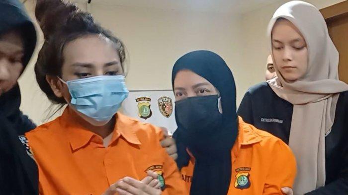 Polda Metro Jaya menangkap Ria Agustina (33), pemilik klinik kecantikan bernama Ria Beauty yang beroperasi di Malang, Jawa Timur, dan Kuningan, Jakarta Selatan. Ria melakukan malpraktik perawatan