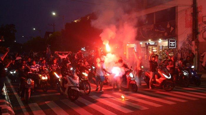 Ribuan suporter konvoi merayakan Persiku Kudus lolos liga 2, Senin (3/6/2024) petang.