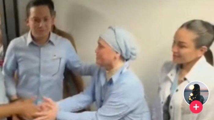 Rizky Irmansyah, ibunda Rizky dan Nikita Mirzani dalam kampanye akbar Prabowo