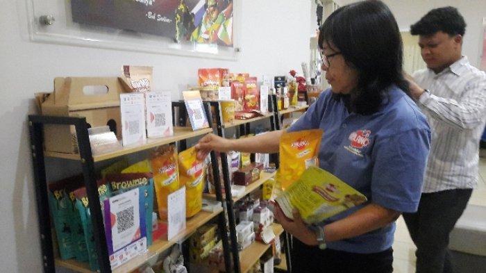 PRODUK SEHAT - Pelaku UMKM Binaan BRI, Jeni Hartati menata  produknya dietalase Rumah BUMN Semarang, Kamis (24/4/2025). Rumah BUMN Semarang menjadi wadah baginya untuk branding produk. 
