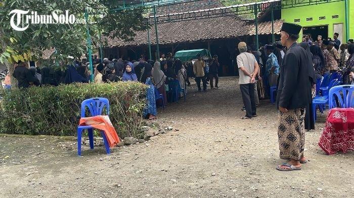 RUMAH DUKA - Suasana rumah duka bocah tewas tenggelam di Dukuh Pandanan, Desa Kedungwinong, Kecamatan Nguter, Kabupaten Sukoharjo, Rabu (29/1/2025). Kedua bocah yang merupakan kakak beradik itu tewas setelah tenggelam di Embung Pangtelu yang berada di desa setempat.