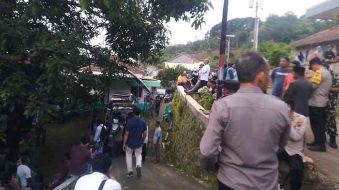 Suasana rumah duka pasangan suami istri meninggal di Desa Ternadi, Kecamatan Dawe, Kabupaten Kudus, dikerumuni warga, Senin (23/12/2024).