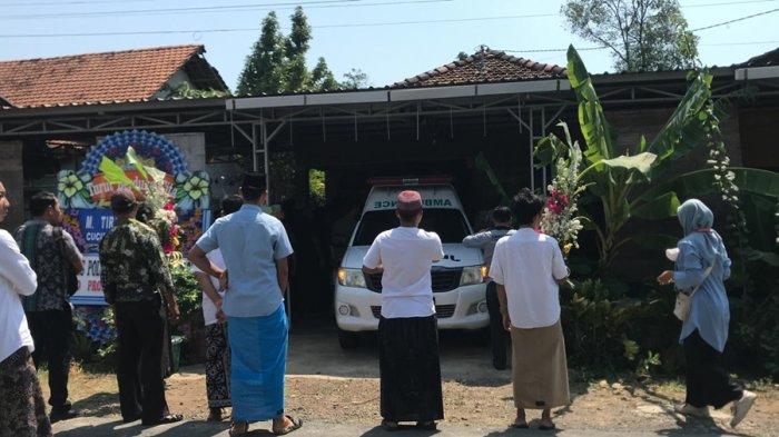 Suasana rumah duka Almarhum Muhammad Tirza Nugraha Mahasiswa Udinus yang tewas dibacok gangster Semarang di Dukuh Bakalan RT 02 RW 05, Kelurahan Bandungharjo, Kecamatan Donorojo, Kabupaten Jepara, Selasa (17/9/2024) siang.