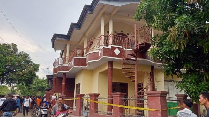 Suasana halaman rumah Muhammad Aldar (66), warga Perumahan Puri Asri, Desa Purwosari, Kecamatan Comal, Kabupaten Pemalang yang ditemukan tewas mengenaskan di dalam rumahnya.
