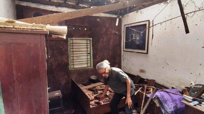 Joko Wahyono sedang membereskan puing-puing runtuhan atap di rumahnya di Randukuning, Kelurahan Pati Lor, Kecamatan pati, Kabupaten Pati, Selasa (6/2/2024).