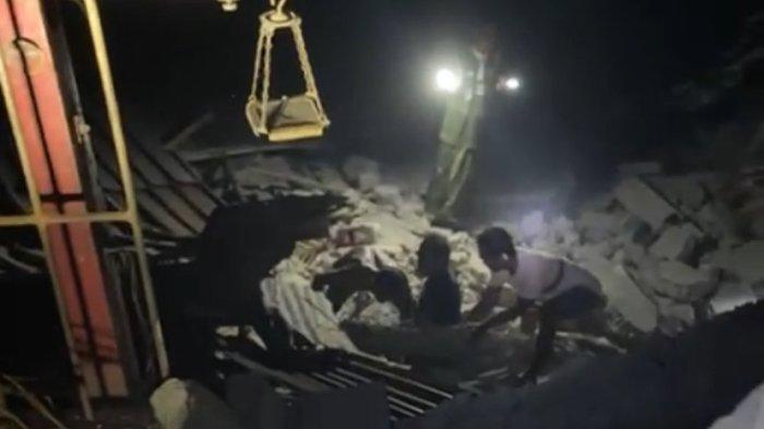 Warga setempat berupaya menyelamatkan korban dari reruntuhan rumah yang roboh di Dusun Tompo Gunung, Desa Kalongan, Kecamatan Ungaran Timur, Kabupaten Semarang, Minggu (6/10/2024) malam.