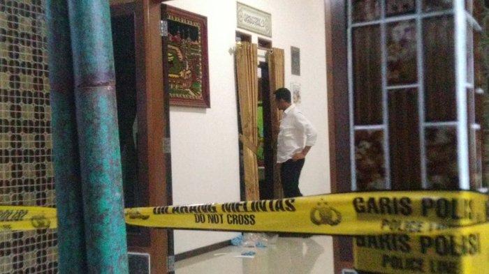 Rumah duka pasangan suami istri meninggal di Desa Ternadi, Kecamatan Dawe, Kabupaten Kudus, dipasang garis polisi, Senin (23/12/2024).