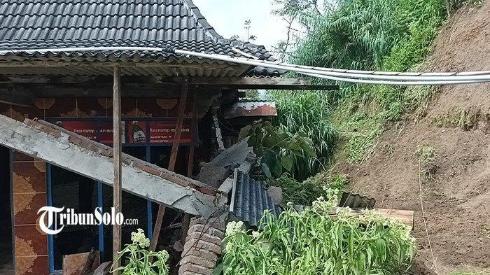RUMAH RUSAK - Salah satu rumah warga di Dukuh Glagahombo, Desa Senden, Kecamatan Selo, Kabupaten Boyolali tertimpa tanah longsor, Senin (24/2/2025). Total ada 14 rumah rusak akibat tertimpa longsor di lereng Gunung Merbabu.