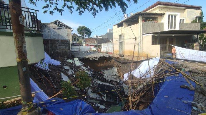 Rumah di Perumahan Permata Puri Ngaliyan, Kota Semarang roboh akibat tanah amblas pada Jumat (5/4/2024).