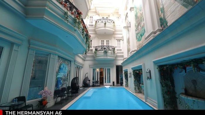 Rumah mewah Helena Lim bernuansa klasik seperti bangunan-bangunandi Eropa.