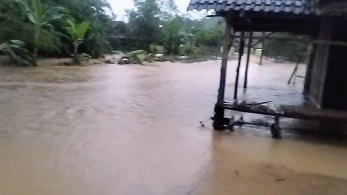 BANJIR - Rumah warga terendam banjir di Dukuh Jurangjero, Desa Sidomulyo, Kecamatan Banjarejo, Kabupaten Blora, Senin (19/5/2025).