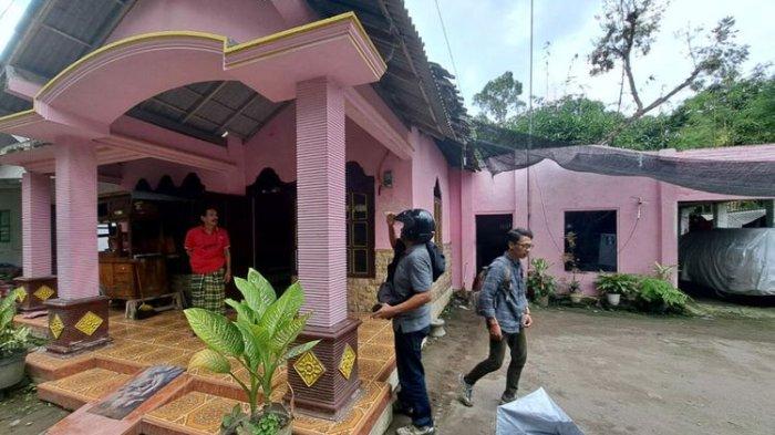 Rumah yang digunakan untuk membuat konten video bertukar pasangan di Desa Jatilengger, Kecamatan Ponggok, Kabupaten Blitar, Jumat (1/3/2024).