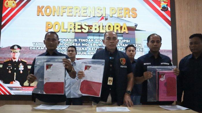 Rumidi Kades Nglebur yang bawa dana desa diamankan polisi, Kasatreskrim Blora AKP Selamet memimpin konferensi pers di Mapolres Blora