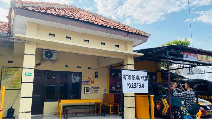 Suasana di halaman depan Rutan Brata Wirya Polres Tegal setelah enam tahanan kabur dengan cara menggali lantai dalam sel, pada Jumat (25/10/2024).