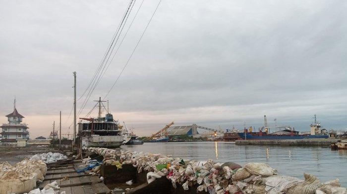 SANDBAG - Penutupan tembok pembatas pelabuhan Tanjung Emas Semarang dengan sandback usai jebolnya tembok akibat tekanan air laut.