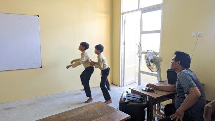 AKTIVITAS KELAS - Ibnu dan temannya yang bersekolah di SD N 1 Bedono, sedang berlatih pantomim di dalam kelas baru yang lebih layak sambil diawasi oleh Sukardi seorang wali murid kelas 5 di sekolah tersebut. /TRIBUNJATENG.COM/REZANDA AKBAR D.