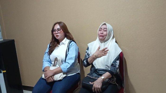 SIDANG ETIK - Dinna atau DJP (kiri) ibu korban dari bayi yang dibunuh oleh Brigadir Ade Kurniawan menangis histeris bersama ibunya atau nenek korban di ruang tunggu sidang etik di Polda Jateng, Kota Semarang, Kamis (10/4/2025).