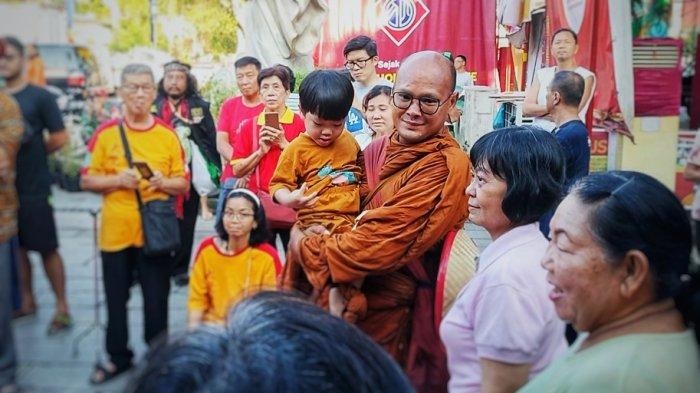 SINGGAH - Potret aktivitas para biksu Thudong saat berada di Klenteng Tay Kak Sie Semarang, Rabu (7/5/2025) untuk singgah sebelum melanjutkan perjalanan. / TRIBUNJATENG.COM, REZANDA AKBAR D.