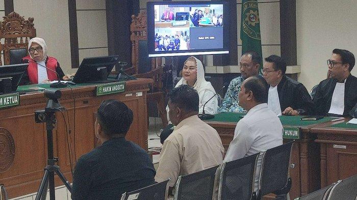 SINGGUNG DENDAM - Suasana persidangan kasus korupsi yang melibatkan mantan Wali Kota Semarang Hevearita G. Rahayu atau Mbak Ita dan suami Alwin Basri dengan menghadirkan saksi Ade Bhakti Ariawan eks Camat Gajahmungkur, mantan Camat Semarang Timur Kusnandir dan Camat Ngaliyan Mulyanto di Pengadilan Tipikor Semarang, Rabu (4/6/2025). Dalam sidang tersebut kuasa hukum mbak Ita sempat menyinggung dendam Ade Bhakti. 
 
