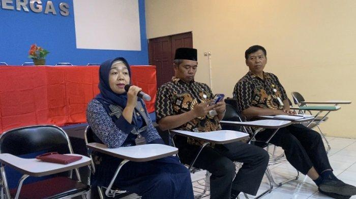Perwakilan SMAN 1 Bergas, Kabupaten Semarang menjelaskan soal video viral guru yang menghapus mekap siswinya, Rabu (13/9/2023).