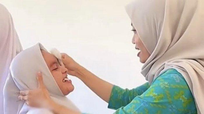 Tangkapan layar video viral guru di SMAN 1 Bergas Kabupaten Semarang menghapus makeup siswinya