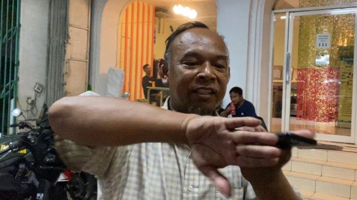 UNGKAP KRONOLOGI - Sopir truk boks, Hari Susanto mengungkapkan kronologi kecelakaan yang menyebabkan truknya terguling di Jalan Jenderal Pol Anton Sujarwo, Srondol Wetan, Kecamatan Banyumanik, Kota Semarang pada Sabtu (8/2/2025) malam.