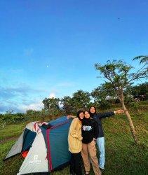SPOT KEMAH SYAHDU - Suasana spot kamping di Bukit Syahdu, Desa Sitiluhur, Kecamatan Gembong, Pati. Lokasi ini menawarkan eksotisme lereng Pegunungan Muria dan pemandangan Waduk Gunungrowo yang asri.