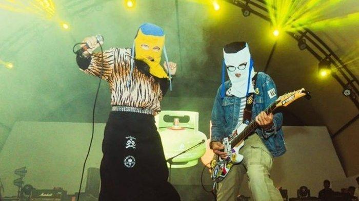 SUKATANI - Penampilan band punk new wave Sukatani.()