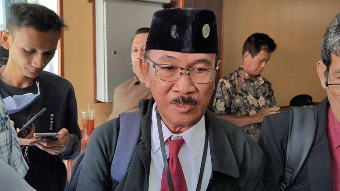 SUROJO TEMAN JOKOWI - Surojo hadir di sidang lanjutan polemik ijazah Jokowi di Pengadilan Negeri Solo, Senin (2/6/2025). Surojo mengajukan menjadi penggugat intervensi bersama teman Sigit yang merupakan satu angkatan di SMA 6 Solo angkatan 1980.