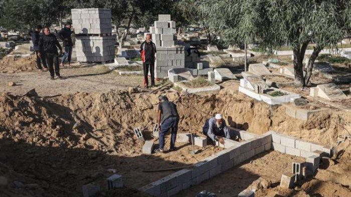 Saadi Baraka, seorang tukang gali kubur senior Palestina berusia 63 tahun, berbicara tentang penderitaannya harus mengubur jasad anak-anak dan perempuan dalam jumlah besar, mengatakan apa yang sedang ia saksikan saat ini tidak dapat dibandingkan dengan apa pun di masa lalu, sehingga ia tidak dapat tidur atau makan.