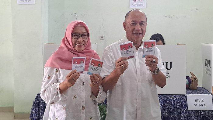 Cabup Sadewo bersama istri saat mencoblos di TPS 7 Kelurahan Purwokerto Kulon, Kecamatan Purwokerto Timur, Rabu (27/11/2024).