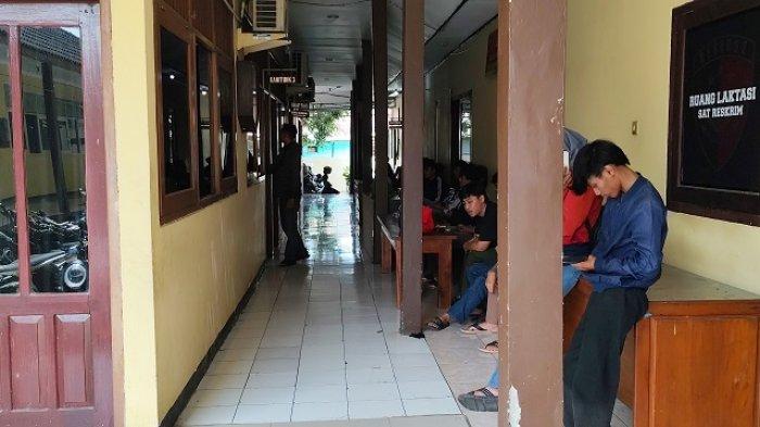 Sejumlah saksi yang merupakan remaja anggota kelompok terlinat tawuran menunggu giliran pemeriksaan di Polres Kendal, Senin (20/1/2025).