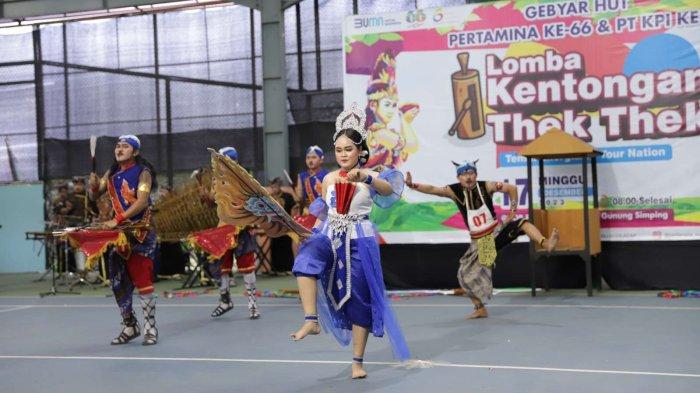 Salah satu peserta Lomba Kentongan Tek-tek yang diselenggarakan PT Kilang Pertamina Internasional (KPI) RU IV Cilacap di GOR Premium komplek Perumahan Pertamina Gunung Simping, Minggu (17/12/2023).
