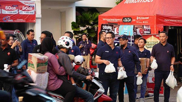 Sambungkan Senyuman RAFI : Direktur Sales Telkomsel, Adiwinahyu B. Sigit, berbagi makanan untuk warga sekitar di Jakarta (18/3) yang melintas di jalan menjelang waktu berbuka puasa. Selama periode Ramadan dan Idulfitri 1445 H, Telkomsel melangsungkan inisiatif filantropi “Telkomsel Sambungkan Senyuman“ untuk menebar kebahagiaan dan dukungan melalui distribusi bantuan dan donasi kepada mereka yang membutuhkan di berbagai sudut Indonesia.