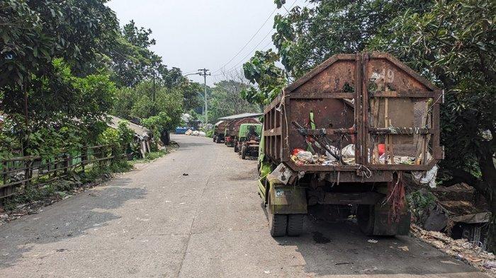 Usai melakukan muatan, truk sampah diparkirkan di kawasan TPA Jatibarang Semarang