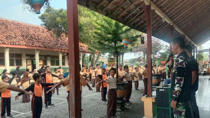 Satgas TMMD Mengajak Anak-anak Sekolah Senam Ala Tentara