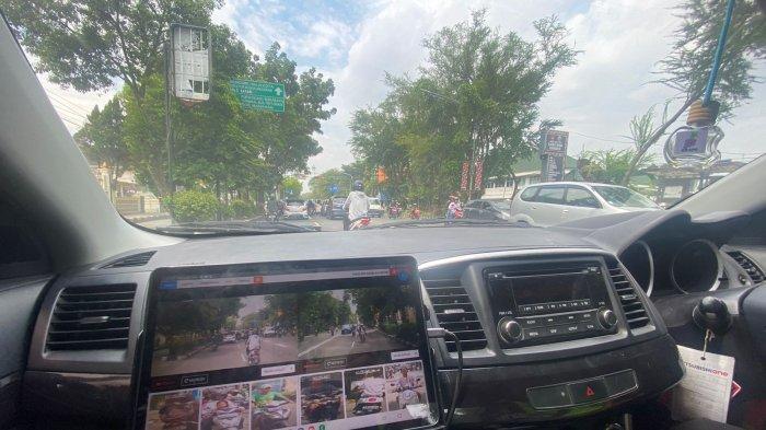 Satlantas Polresta Solo melakukan patroli ETLE menggunakan Mobil Strobo Gosigap, Kamis (11/5/2023)