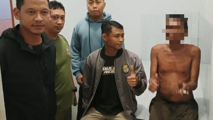 Satpol PP Kabupaten Blora mengamanka ODGJ yang sempat dimassa seusai bikin onar di Blora, Minggu (30/6/2024).