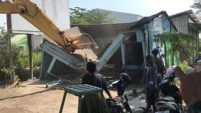 Satpol PP Kabupaten Demak membongkar bangunan PKL liar yang berada di sepanjang Jalan Lingkar Demak, Selasa (15/8/2023)