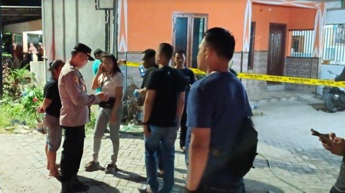 Satreskim Polres Bojonegoro saat mendatangi cafe lokasi pesta miras yang menewaskan dua orang, Rabu (22/5/2024) malam.