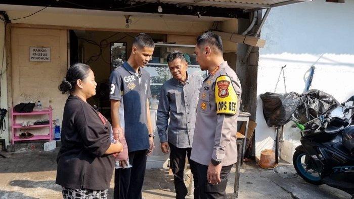 Satrio Mukti Raharjo (tengah), casis Bintara Polri yang menjadi korban begal saat kediamannya dikunjungi Kapolres Metro Jakarta Barat, Kombes M.Syahduddi, Jumat (17/5/2024). 