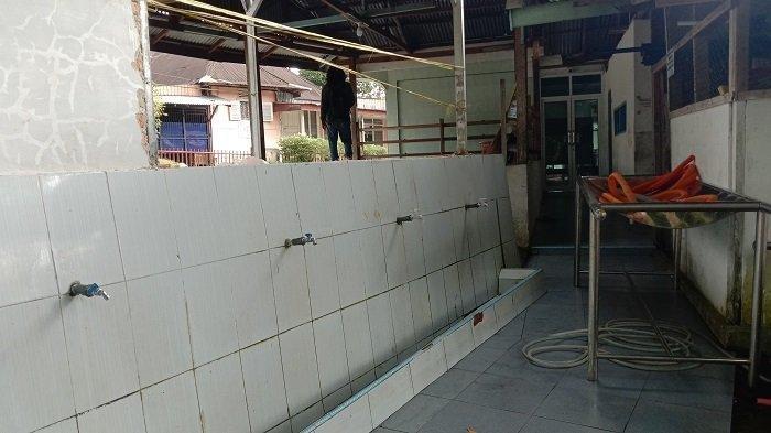 Satu orang anak meninggal dunia akibat tertimpa beton area parkiran Masjid Raya Lubuk Minturun, pada Senin (18/9/2033).