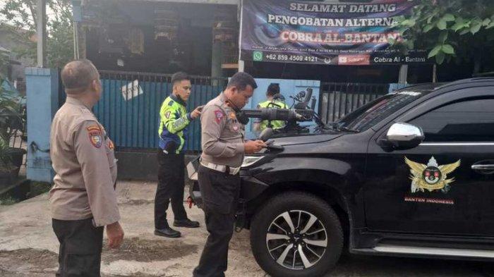 Satuan Lalulintas Polres Cilegon menindak pengendara mobil dipasang senapan mesin di kap mesin yang viral media sosial.