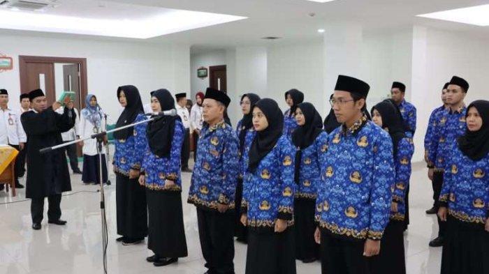 Sebanyak 20 Pegawai Pemerintah dengan Perjanjian Kerja (PPPK) tahun Anggaran 2023 mulai dari tenaga kesehatan sampai Tenaga Teknis di lingkungan UIN Walisongo Semarang resmi diambil sumpah dalam upacara pelantikan Senin siang (22/04/2024)
