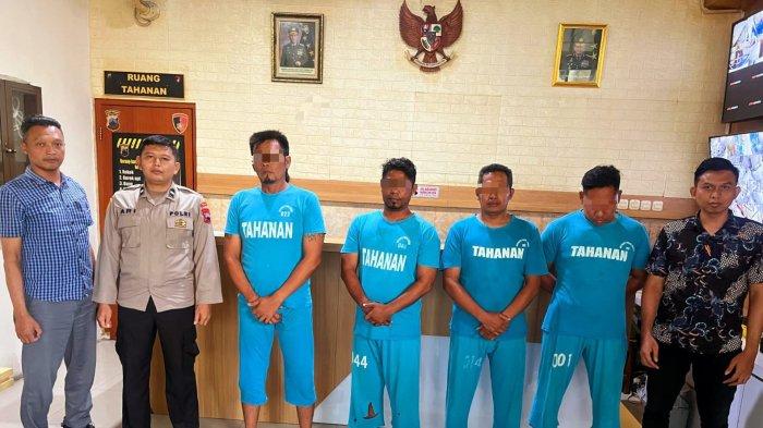 ORMAS CURI BESI - Sebanyak empat anggota ormas GRIB Jaya ditangkap polisi akibat mencuri besi di lahan PT KAI. Aksi mereka sebanrnya dilakukan sejak 5 bulan lalu. Meskipun aksinya terekam cctv mereka baru ditangkap selepas adanya operasi preman, Kota Semarang, Senin (19/5/2025).